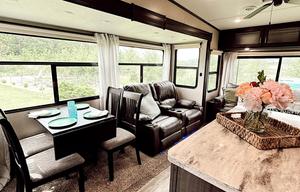 Phoenix Luxe Retreat – 2 Bedroom Family 5th Wheel