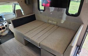 Easy to Drive Spacious RV - Only 3000 Miles on it!