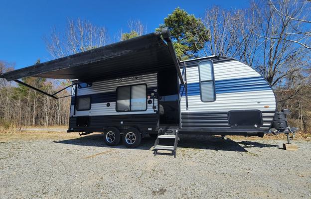 Rolling Retreats 2022 Cherokee Grey Wolf