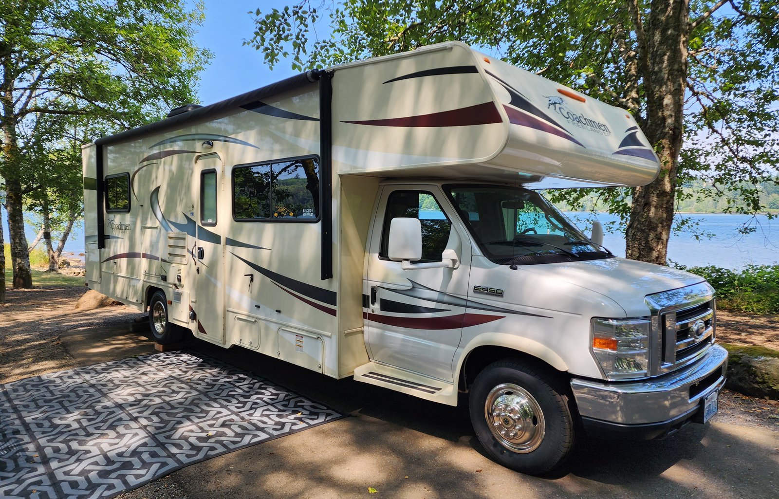 Coachmen, Sleeps 8, Queen Bed in Primary!