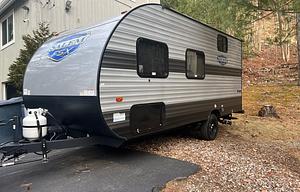Lightweight trailer perfect for family getaway!
