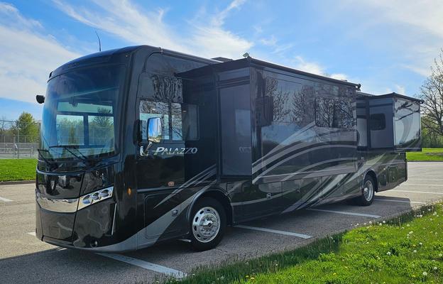 Beautiful 2021 Thor Palazzo 37.4 with all you need
