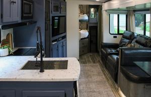 21 Outback Ultra Lite-Half ton / Pet Friendly