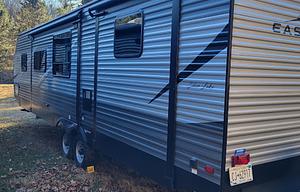 MOJO'S 32' East West