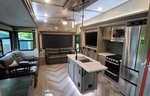 Full Sized Fifth Wheel for Full Time Fun