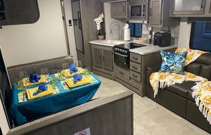 2021 30 ft Coachmen Apex Lite Trailer