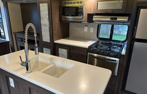 Spacious & Stylish Travel Trailer - Sleeps 5!