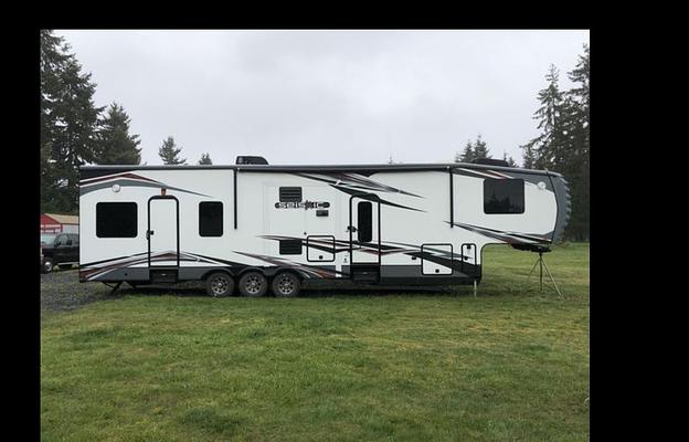Luxurious Toy-hauler with 3 slides and 14' garage.