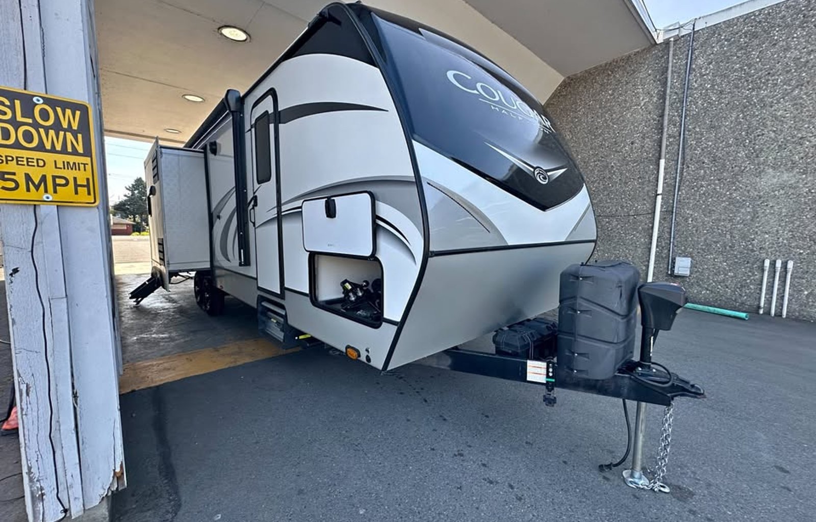 2021 Cougar 31 foot Half Ton friendly rear bunks