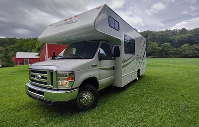 S.U.M.P.Vee v8  24' Class C small but spacious
