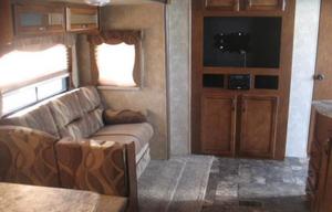2013 Catalina Deluxe Edition 32TSBH RV rental photo 8