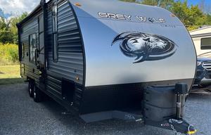Rolling Retreats 2022 Cherokee Grey Wolf