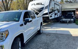 2022 Fuel 305 RV rental photo 3