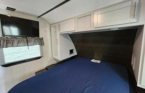 "Shelly": 28ft Bunkhouse, Pets + Film OK, Delivery