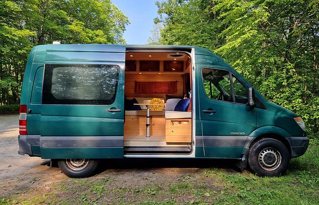 Edgar: Converted Sprinter Van * Pet Friendly *