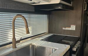 Roxy 2024 Thor Chateau 25M