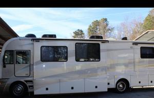 2006 Fleetwood RV Pace Arrow LXE 38N RV rental photo 1