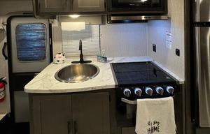 Luxury Class C-Sleeps 6-Easy to Drive-Fully Loaded
