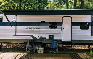Clean 2022 Camper W/ Queen Room and Bunk Room