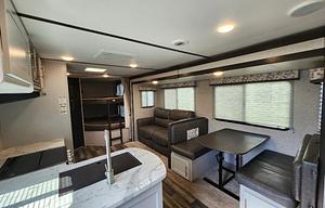 "Shelly": 28ft Bunkhouse, Pets + Film OK, Delivery