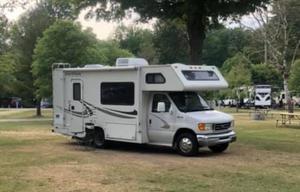 Adventure Awaits in This 2004 Thor Motor Coach!!