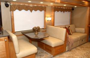 2007 Foretravel Phenix 445