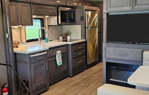 Beautiful 2021 Thor Palazzo 37.4 with all you need