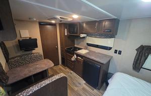 2016 Shasta RVs Flyte 185FQ RV rental photo 9