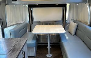 27 foot international - Power awning, Rear Hatch!