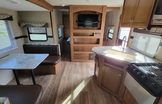 Spacious Clean 27.5' Travel Trailer w/ slide-out