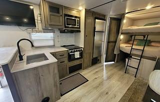 "LEWIS & CLARK"  Sleeps 8 - 1BR + Bunks