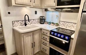 Easy Come, Easy Go RV | 2 Miles From F1 & COTA