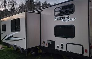 MoJo's 2018 Coachmen Freedom Express 29SE Sleeps 9