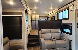 43' Jayco North Point, 5th Wheel, Sleeps 6