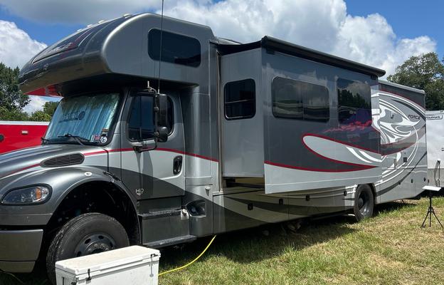 2021 Dynamax FORCE HD 37BD HD RV rental photo 1