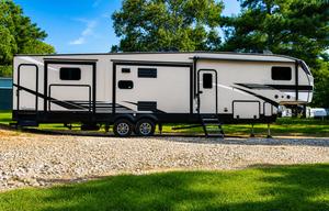 2 Bedroom/2 Bath w tub Luxury Fifth WheelGWTX 2797