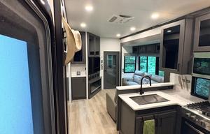 Luxury 2025 Alliance Valor 44V14 w/ 14' Garage