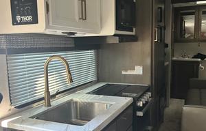 Roxy 2024 Thor Chateau 25M