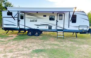 2022 Cruiser MPG Ultra Light King Bed Private Bunk