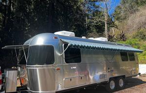 27 foot international - Power awning, Rear Hatch!