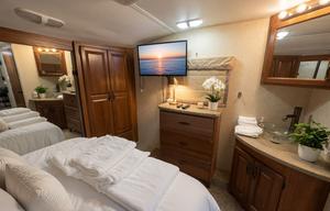 Turn-Key two bath sleeps 10 rear bunk room stoked