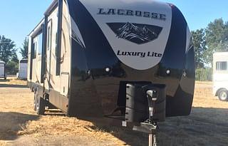Luxury Lacrosse Camper RV Rental 35'