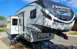 Great 5th wheel to tackle any trip.