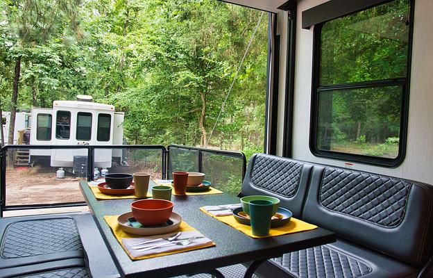 Generator / Sleeps 6  Plus / Deck (GWTX 1640)