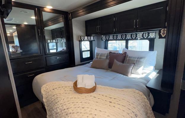 Rare King Bed | Auto Leveling | Easy to Drive