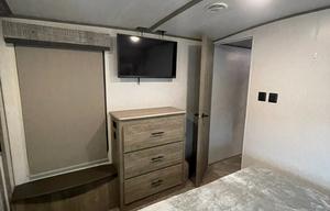2 bedroom, 2 full baths, 43’ fifth wheel