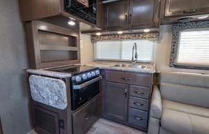 C9 Luxury Four Winds 10 Sleeper w Bunks! 2 Slides