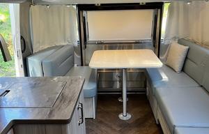 27 foot international - Power awning, Rear Hatch!