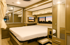 ✨ Taffy Vegas ✨ Sleek Coach – Slide-out, Sleeps 5