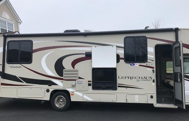 32 ft Class C w/Outdoor Kitchen, all items included